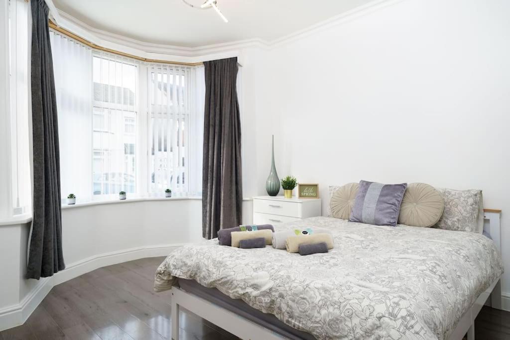 Beautiful 4 Bed Immaculate Condition Refurbished Property Romford Exterior foto