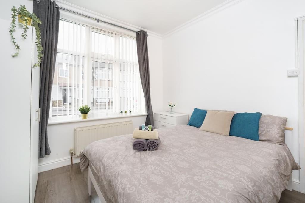 Beautiful 4 Bed Immaculate Condition Refurbished Property Romford Exterior foto